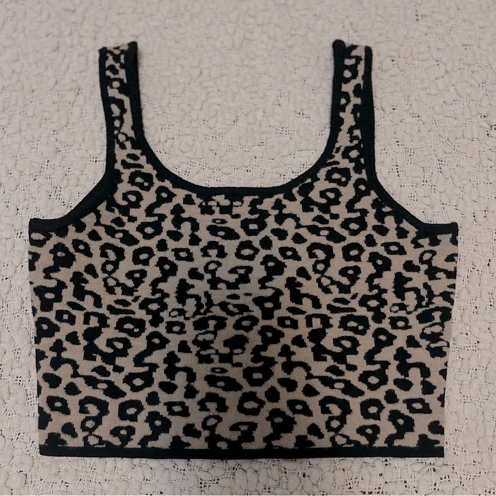 KENDALL + KYLIE Women's leopard Black and Tan Crop-top small